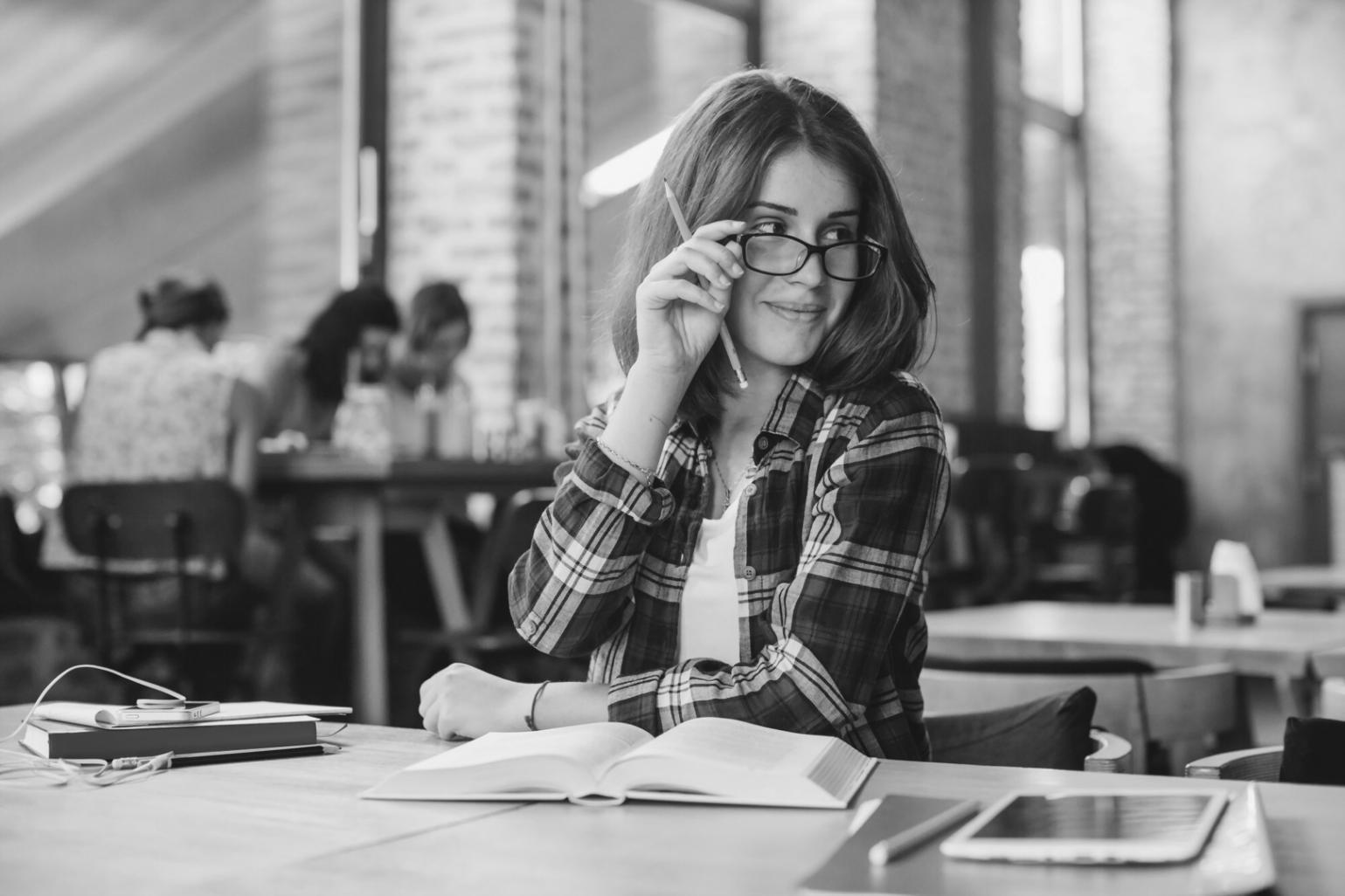 Espace de travail créatif avec cahiers et inspiration pour l'écriture