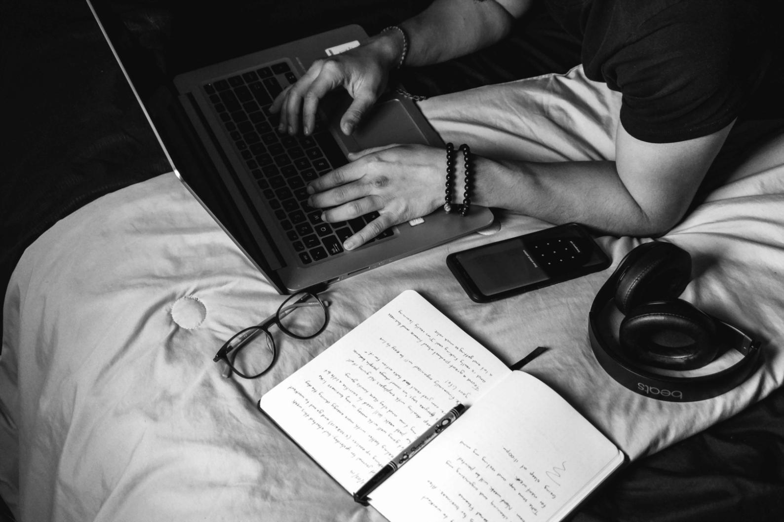 Atelier d'écriture créative en cours avec participants concentrés